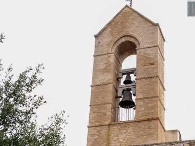 Ci basta quindi alzare la testa per ammirare il trecentesco campanile che sovrasta l�abbazia: � a cuspide con l�ampia apertura ogivale che ospita due campane